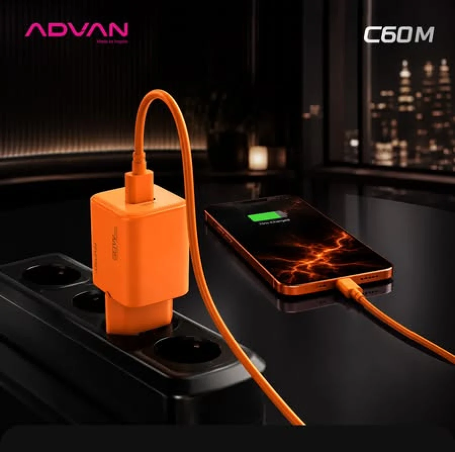 Charger ADVAN C60M orange sedang mengisi daya smartphone